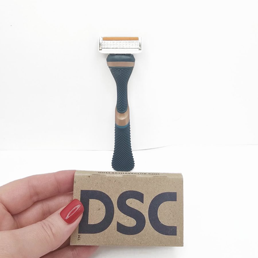 The complete razor with the DSC refill box in my hand
