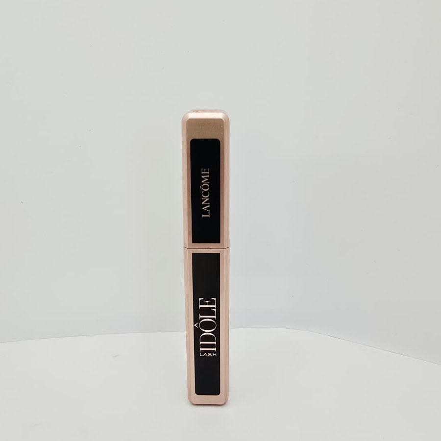 My closed rose-gold and black Lancôme Lash Idôle mascara