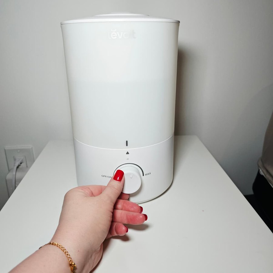 My hand turning the mist knob on my Levoit Dual 150 humidifier
